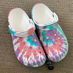 CROCS CLASSIC TIE-DYE GRAPHIC CLOG NWT